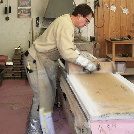 Ausziehen der fl�ssigen Metall-Legierung mit dem Gie�schlitten aus Holz