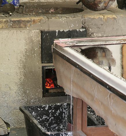 Gie�tisch mit Ofen und Kupferkessel f�r 500 kg Material