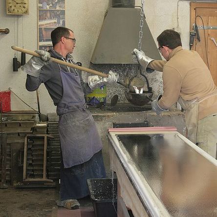 Herr Merkle und Herr Dehmel beim Einf�llen derZinn-Blei Legierung in den Temperierungstopf