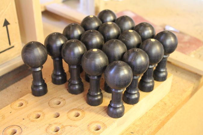 Die Fertigen Registerkn�pfe (Manubrien) aus Ebenholz