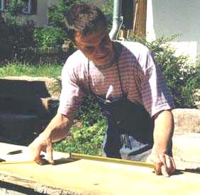 Herr Merkle beim Holzzuschnitt